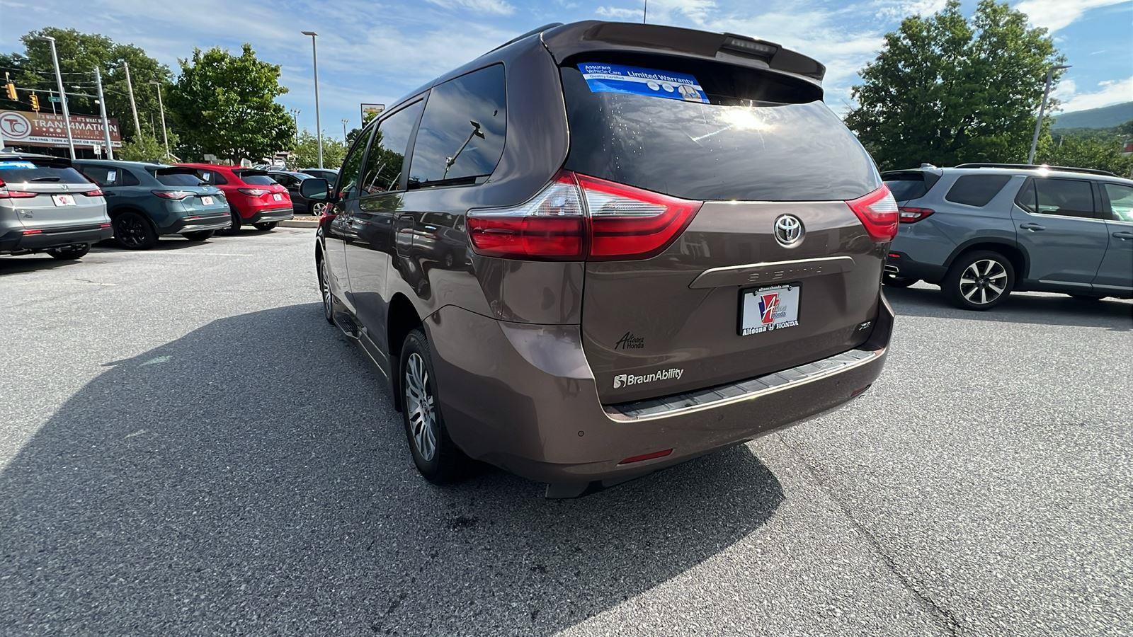 Used 2020 Toyota Sienna XLE w/ XLE Navigation Package FWD image 6