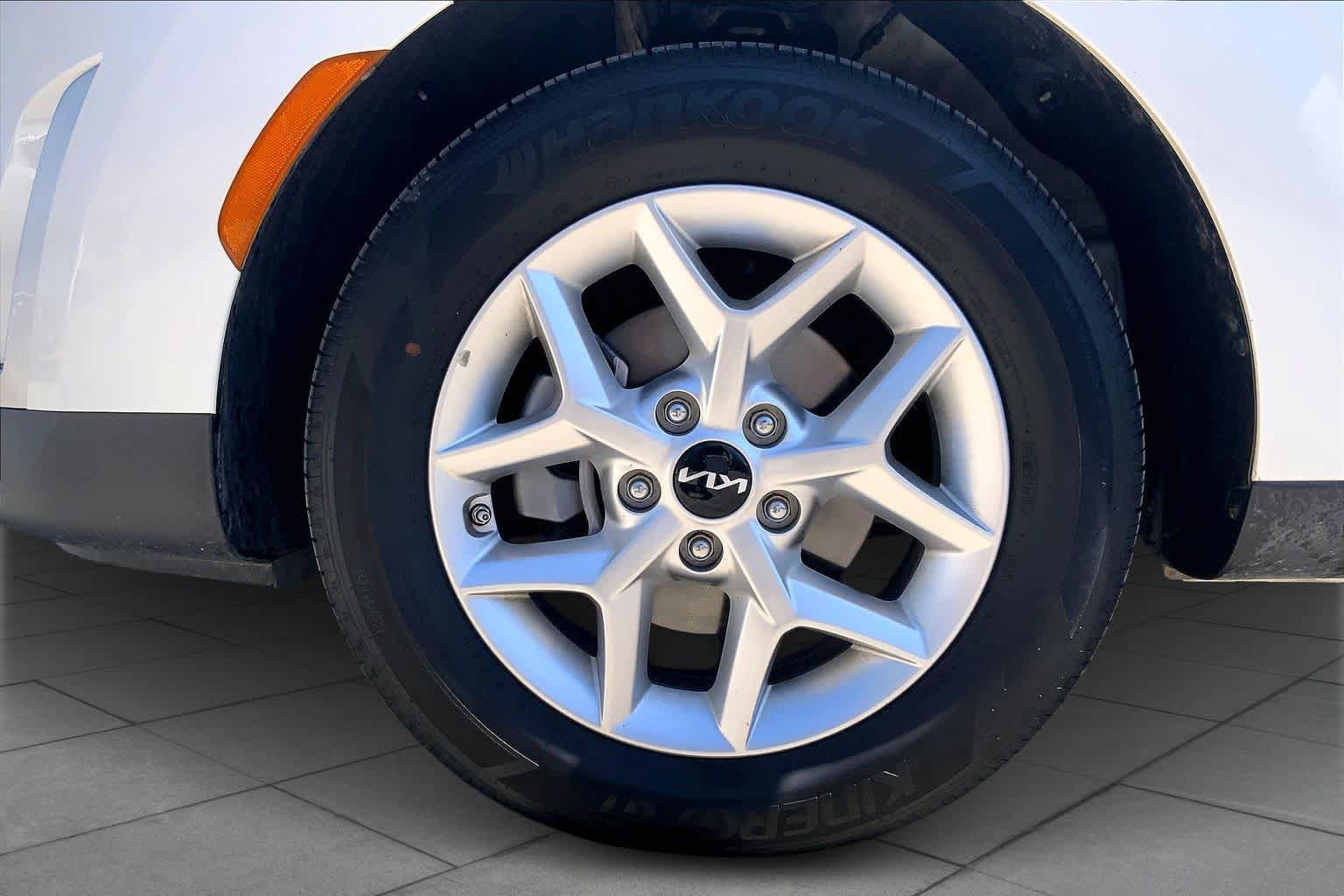 Used 2025 Kia Soul LX w/ LX Technology Package FWD image 11