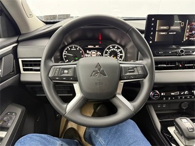New 2026 Mitsubishi Outlander SE image 15