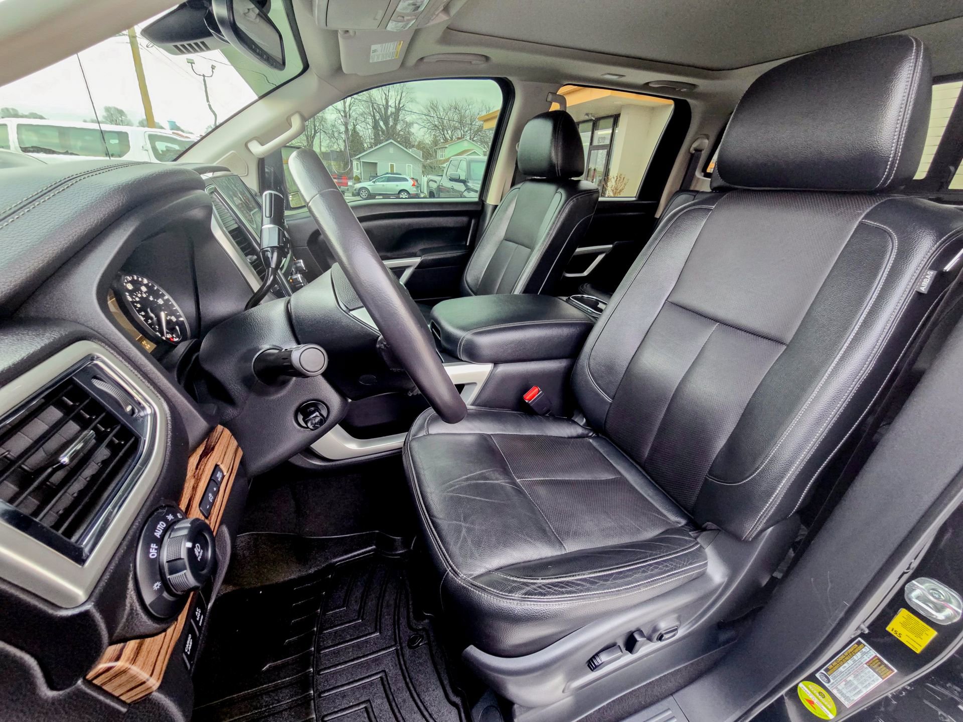 Used 2021 Nissan Titan SL w/ Moonroof Package image 27