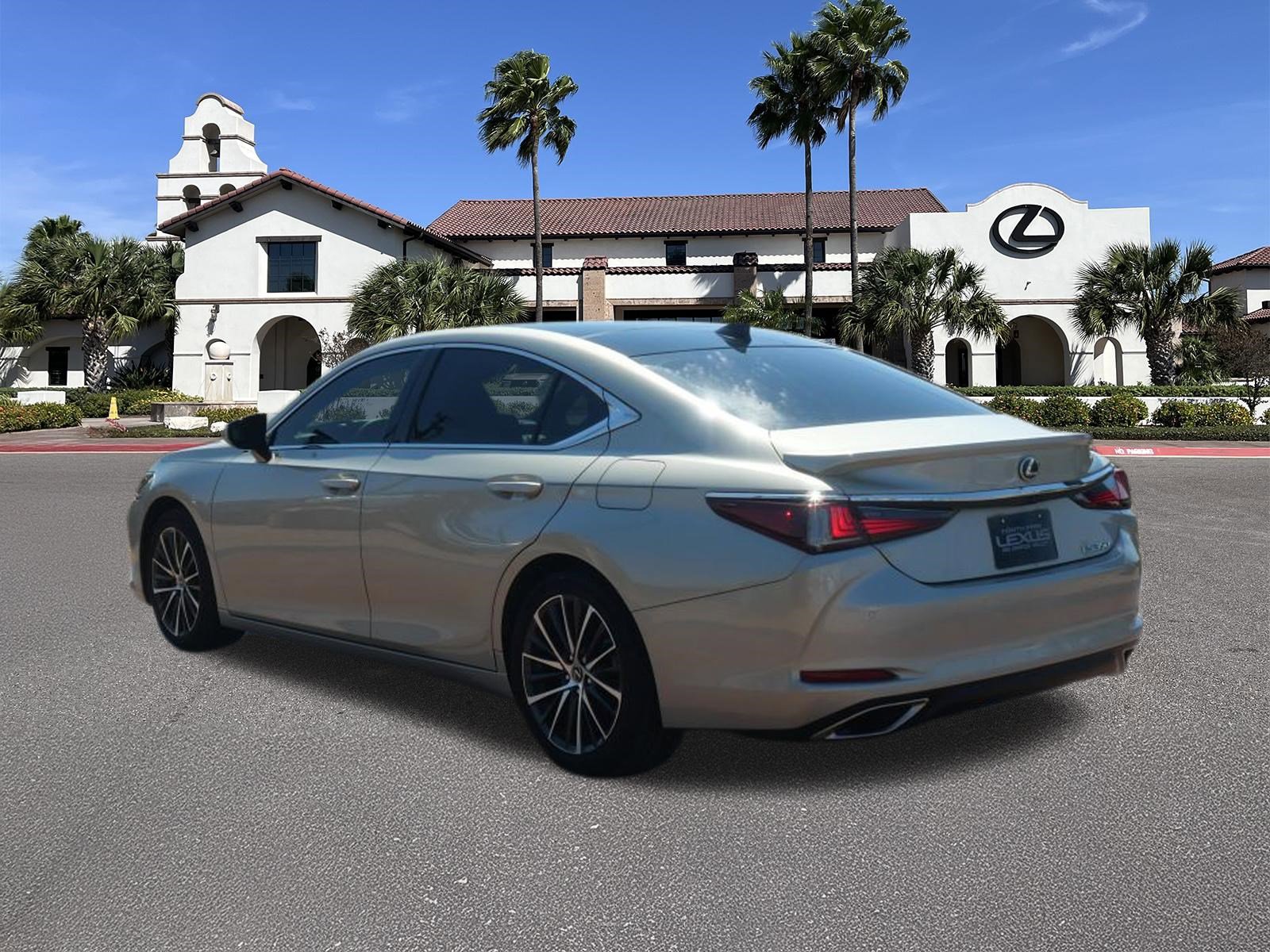 Used 2023 Lexus ES 350 w/ Premium Package image 4