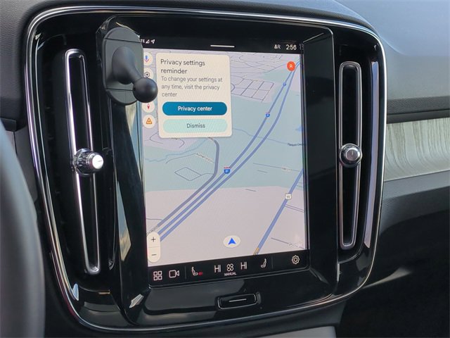 Used 2025 Volvo XC40 B5 Plus image 11