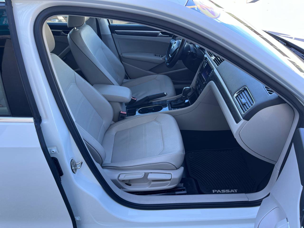 Used 2018 Volkswagen Passat 2.0T SE FWD image 15