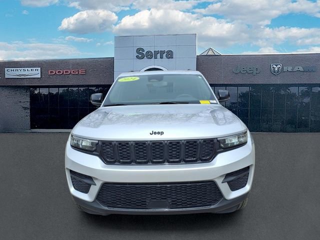 Used 2024 Jeep Grand Cherokee Altitude image 2