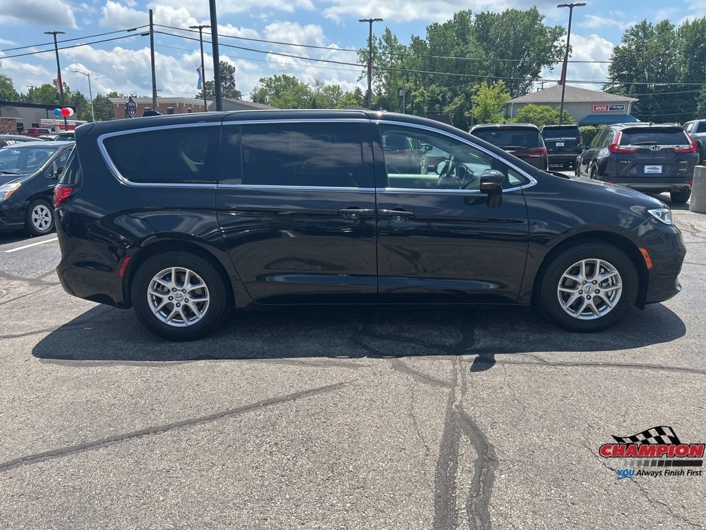 Used 2024 Chrysler Pacifica Touring-L FWD image 7