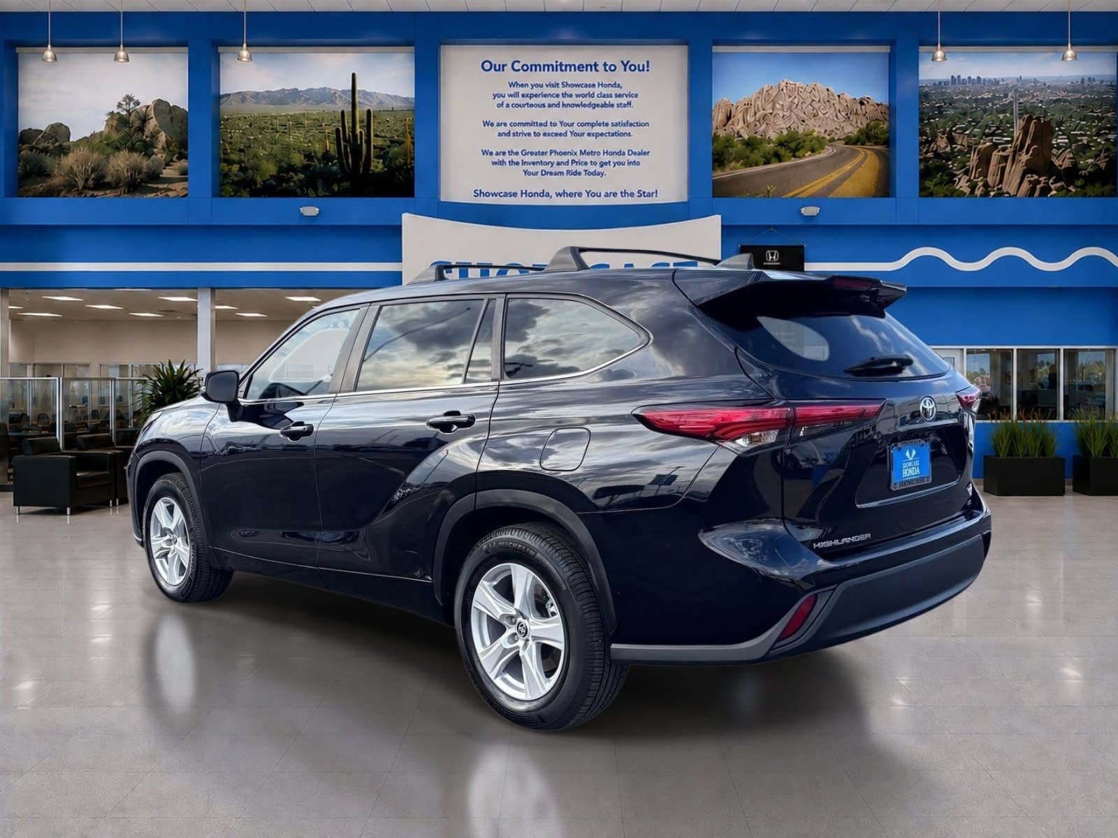 Used 2023 Toyota Highlander LE FWD image 5
