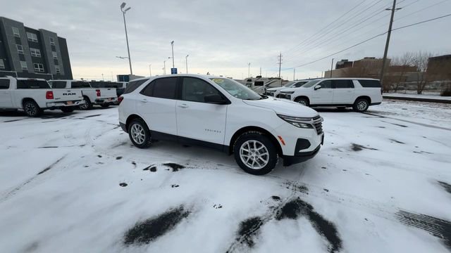 Used 2023 Chevrolet Equinox LS w/ LS Convenience Package image 2