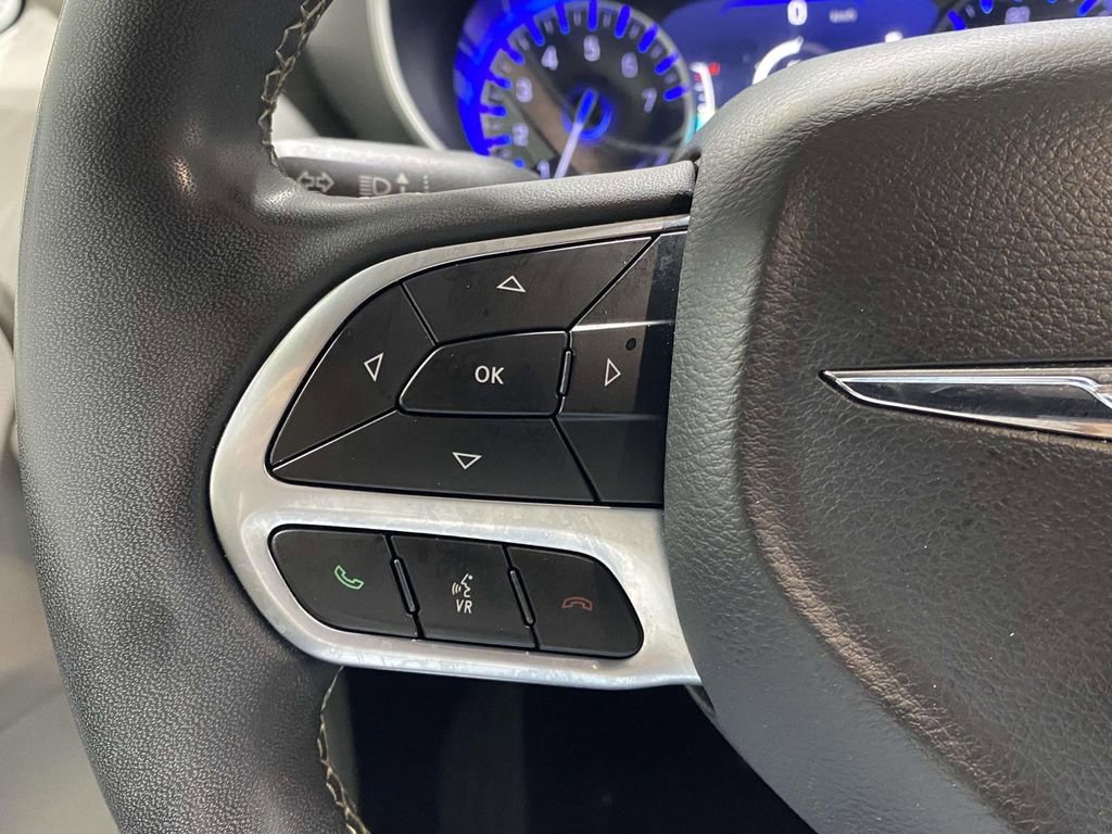Used 2022 Chrysler Pacifica Touring-L FWD image 21