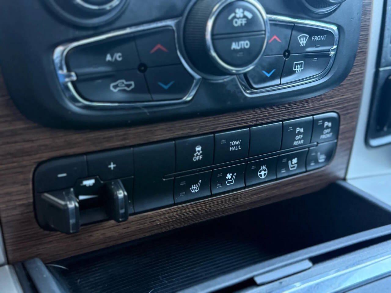Used 2018 RAM 1500 Laramie w/ Convenience Group AWD/4WD image 35