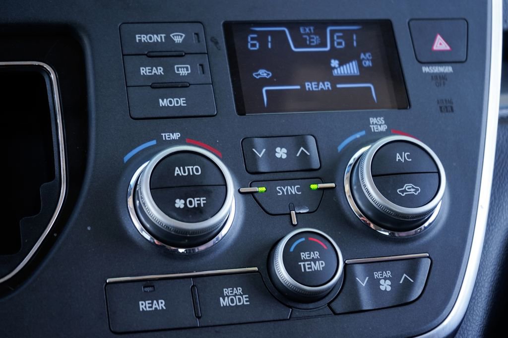 Used 2016 Toyota Sienna SE image 31