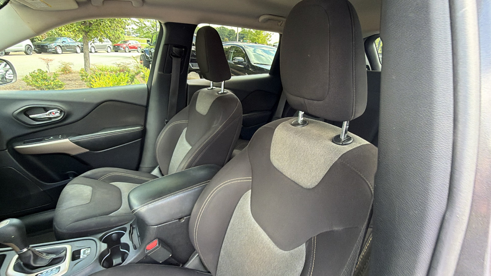 Used 2018 Jeep Cherokee Latitude w/ Altitude Package FWD image 16