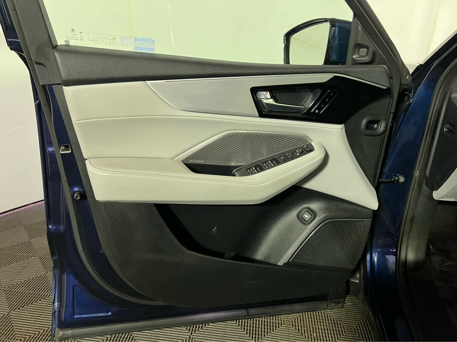 Certified 2023 Acura MDX SH-AWD w/ Technology Package image 23