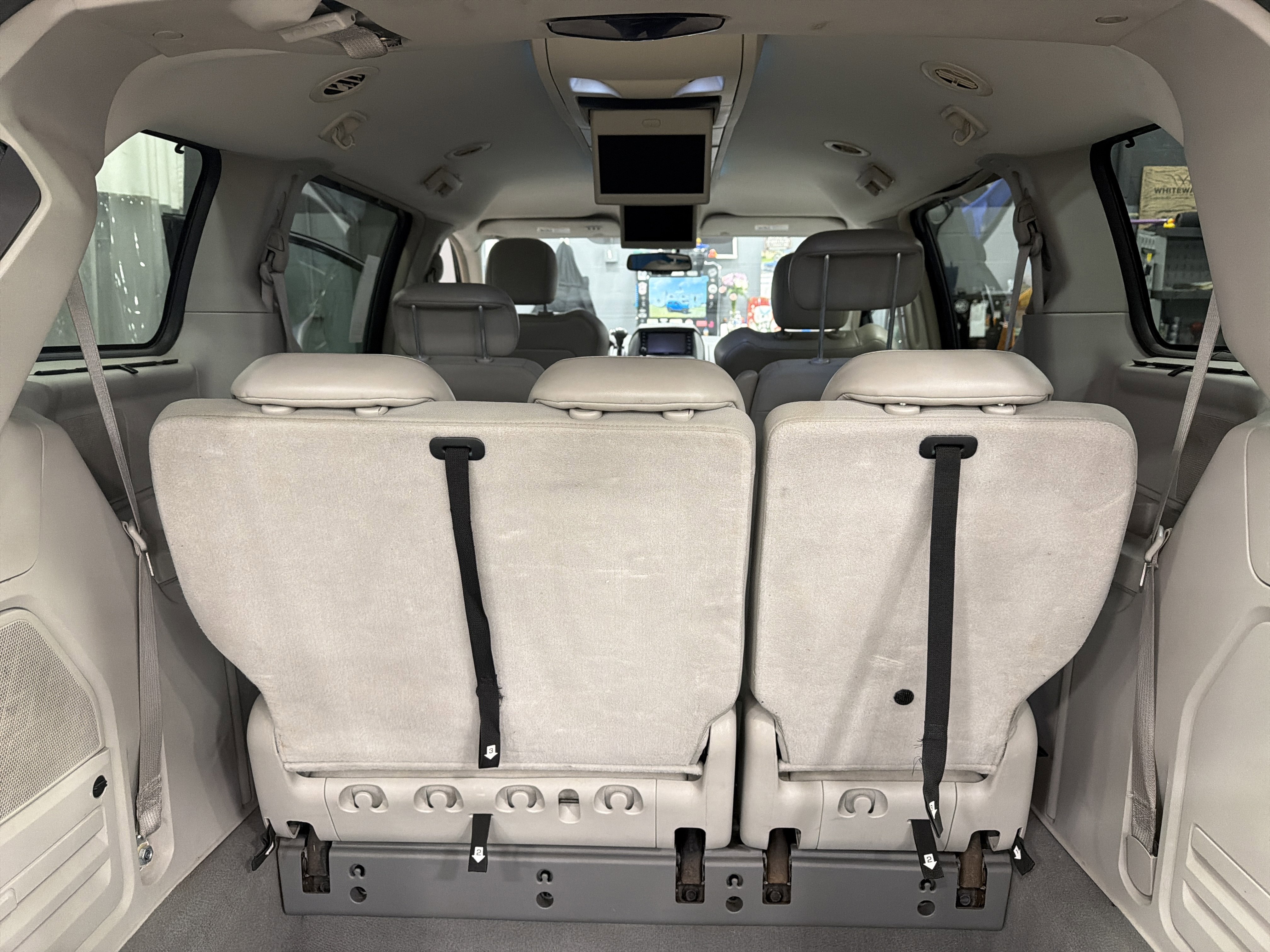 Used 2009 Chrysler Town & Country Limited w/ Entertainment Group #3 image 10