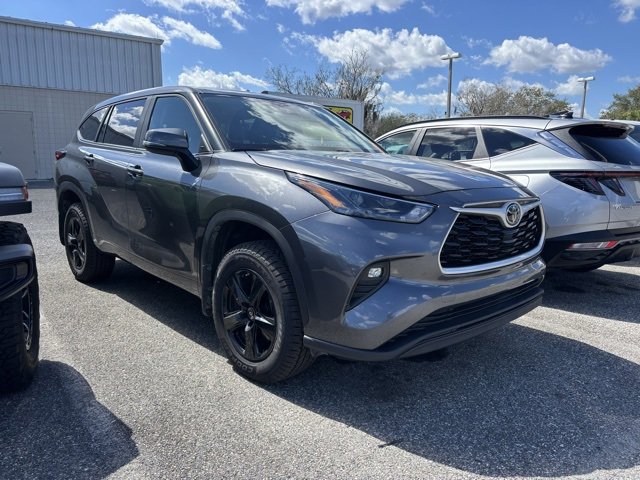 Used 2023 Toyota Highlander LE image 2
