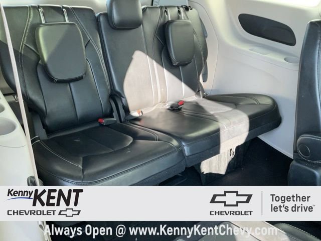 Used 2023 Chrysler Pacifica Touring-L image 11