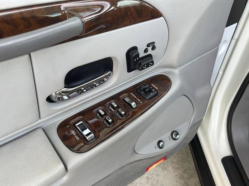 Used 1999 Lincoln Town Car Signature RWD image 27