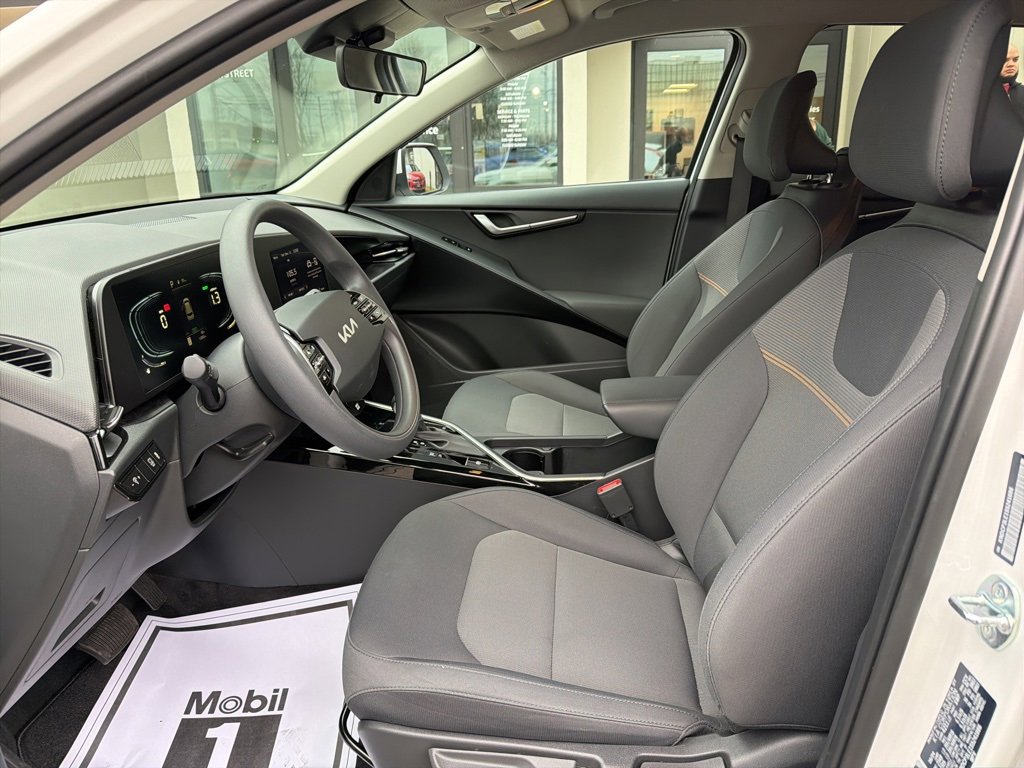 Certified 2025 Kia Niro LX image 30