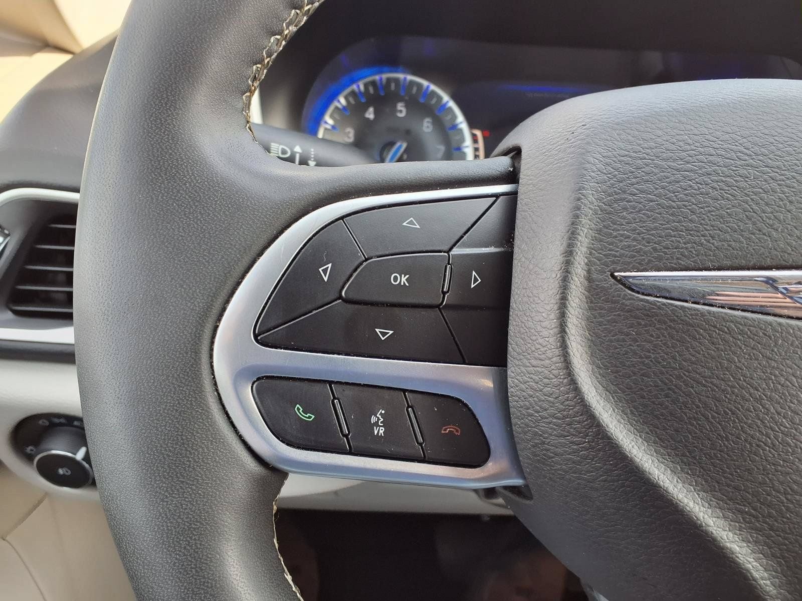 Used 2024 Chrysler Pacifica Touring-L FWD image 23