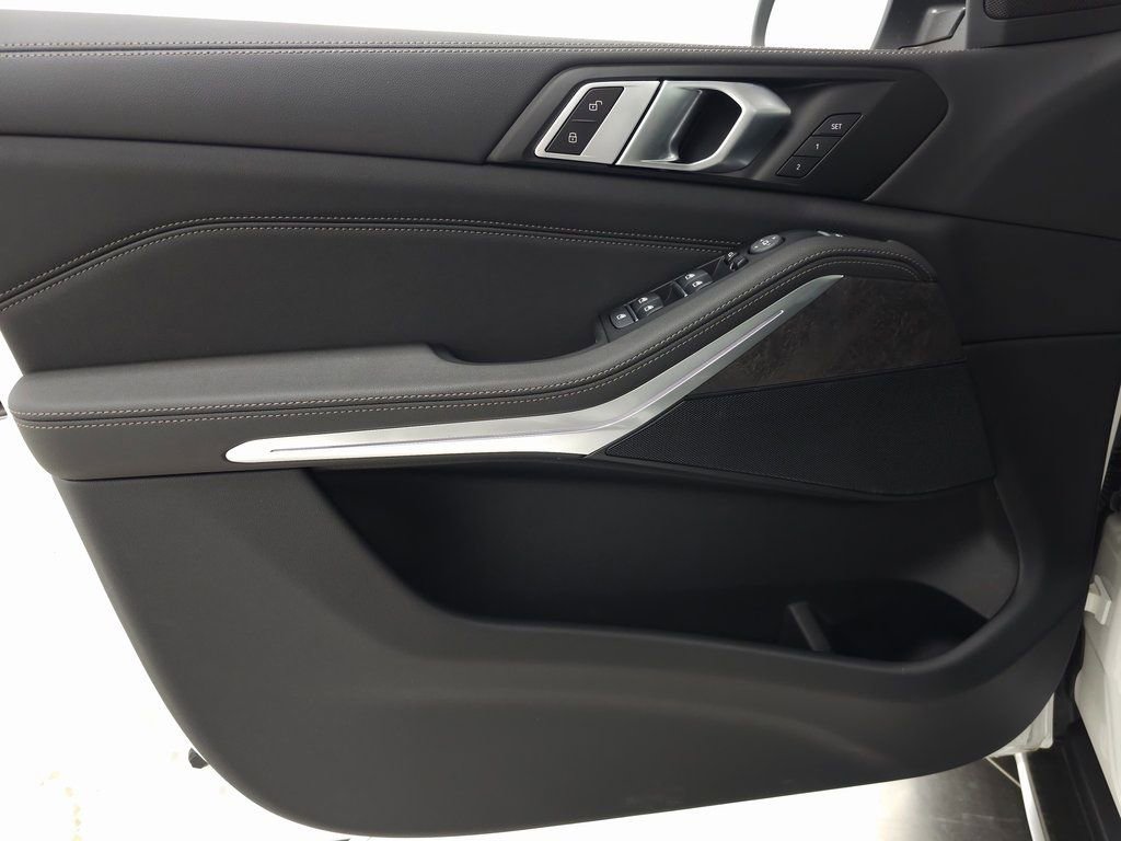 Used 2025 BMW X5 xDrive40i w/ Parking Assistance Package image 16
