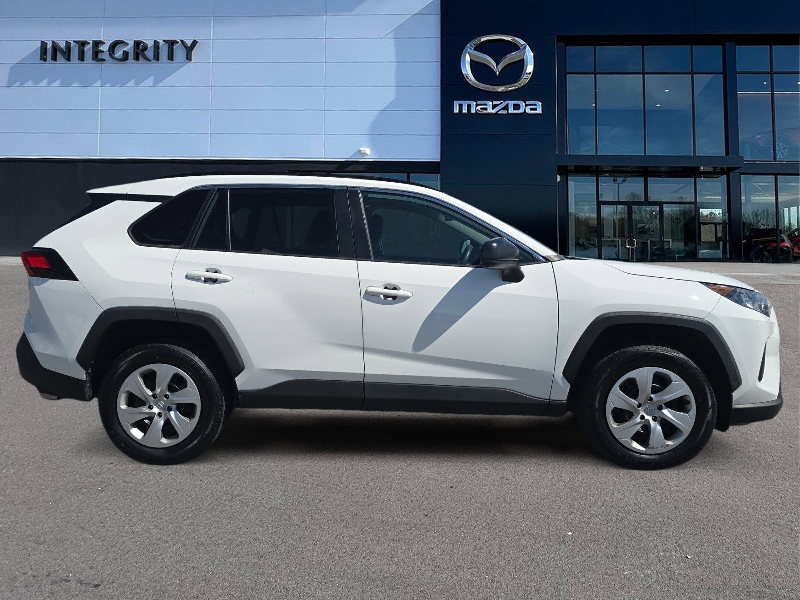 Used 2021 Toyota RAV4 LE image 3