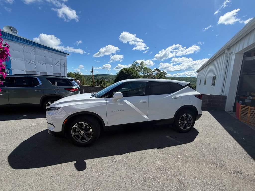 Used 2025 Chevrolet Blazer LT AWD/4WD image 2