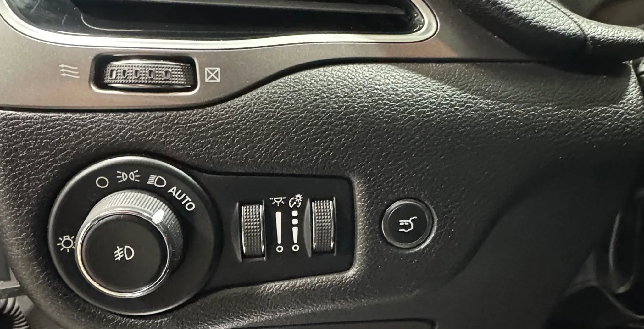 Used 2019 Jeep Cherokee Limited image 13