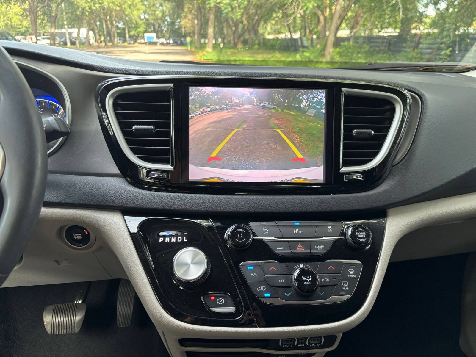 Used 2022 Chrysler Pacifica Touring-L FWD image 17