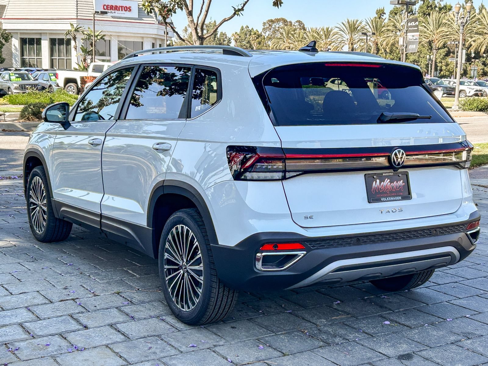 New 2026 Volkswagen Taos SE FWD image 8