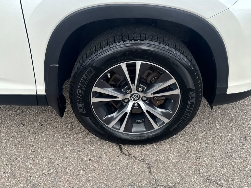 Used 2019 Toyota Highlander LE AWD/4WD image 42