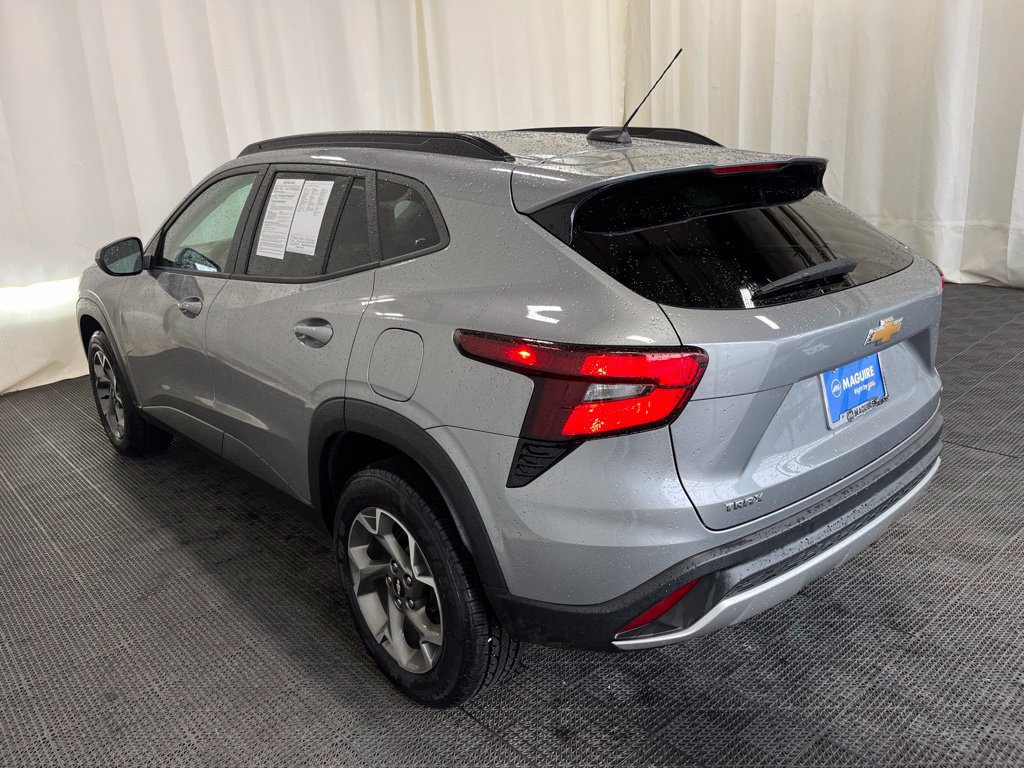 Used 2024 Chevrolet Trax LT w/ LT Convenience Package FWD image 25