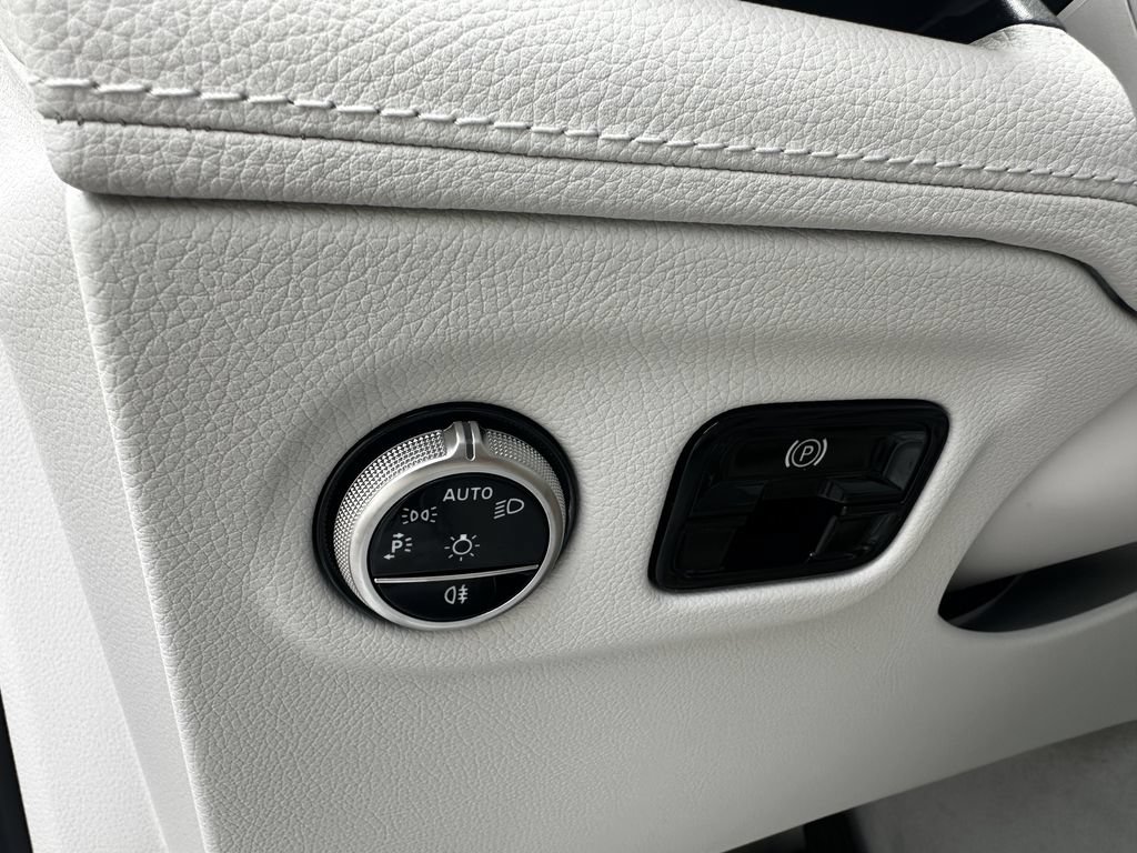New 2026 Mercedes-Benz EQE 320 4MATIC SUV image 35