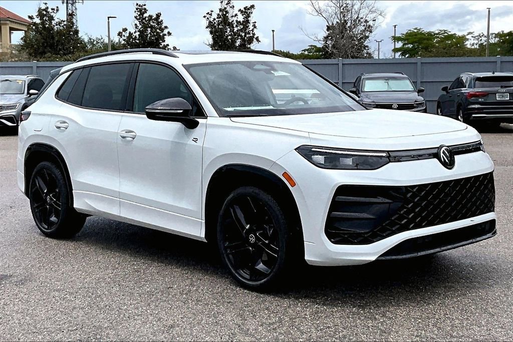 New 2026 Volkswagen Tiguan SE R-Line FWD image 2