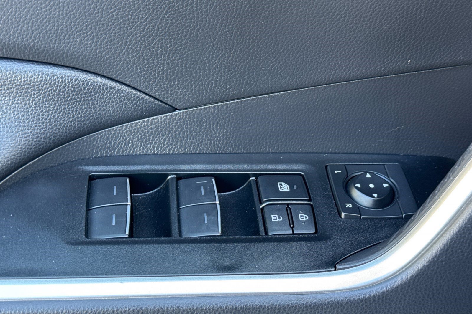 Used 2025 Toyota RAV4 XLE FWD image 14