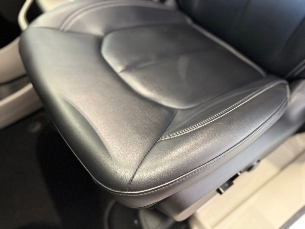 Used 2024 Chrysler Pacifica Touring-L image 25