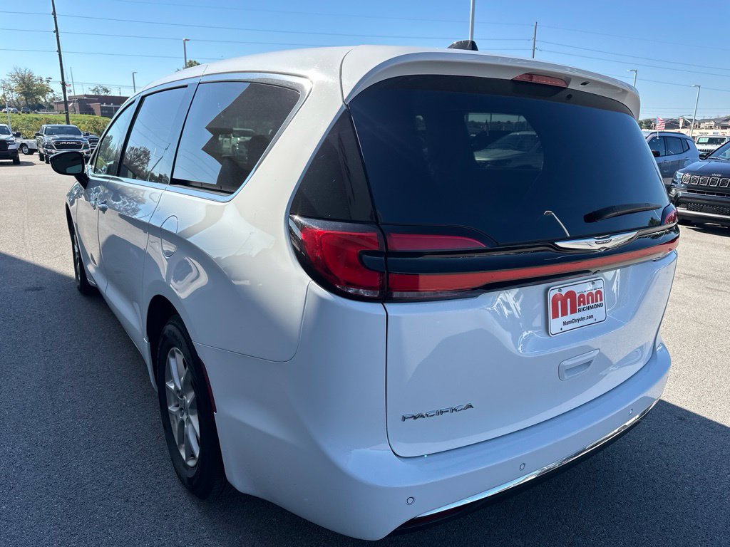 Used 2024 Chrysler Pacifica Touring-L FWD image 7