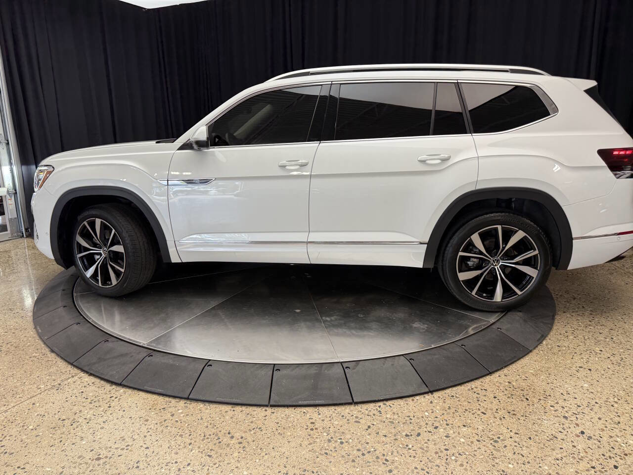 Used 2024 Volkswagen Atlas SEL Premium R-Line image 15