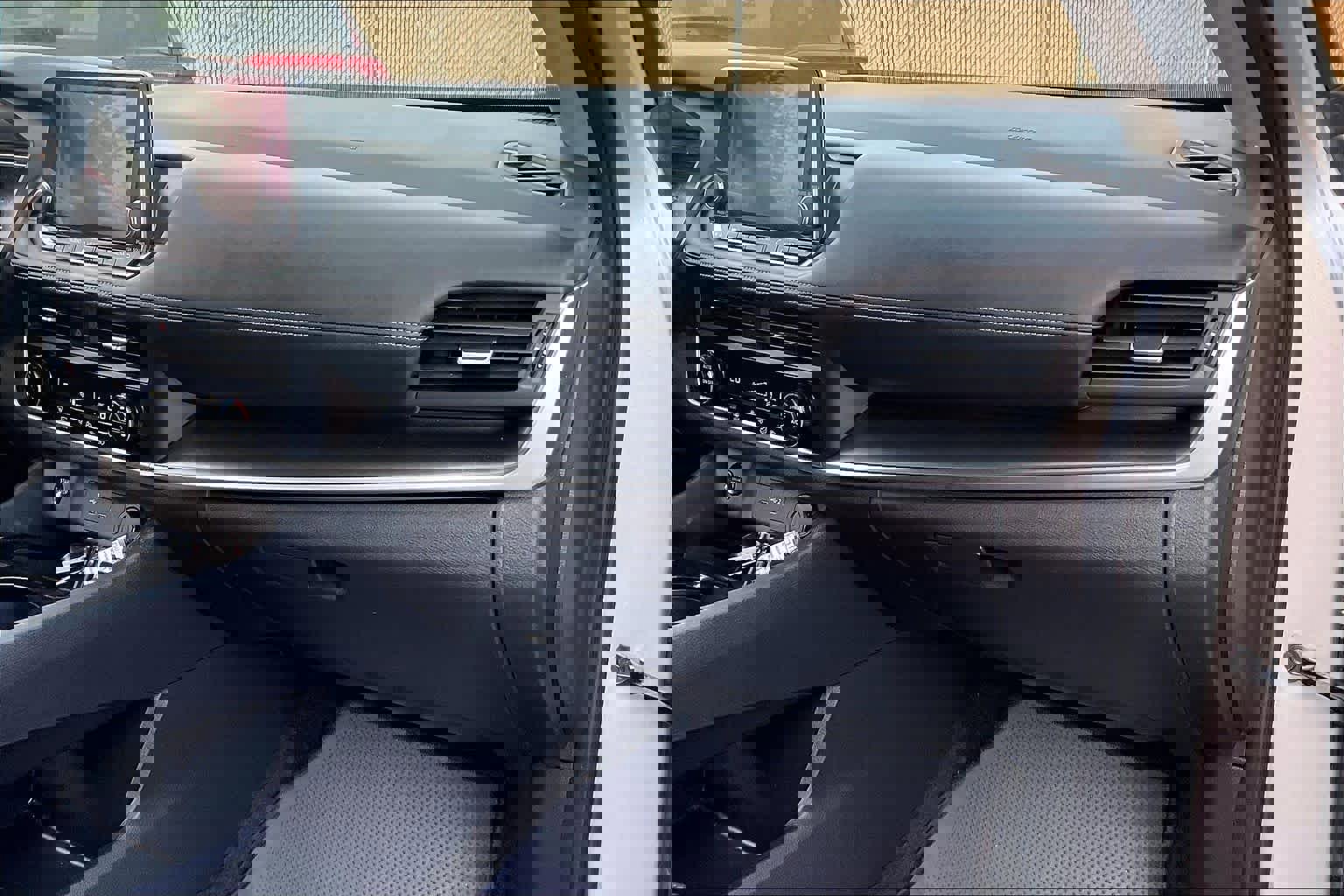 Used 2025 Nissan Rogue SV image 18