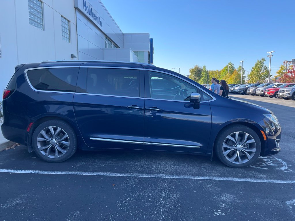 Used 2018 Chrysler Pacifica Limited w/ Tire & Wheel Group FWD image 4