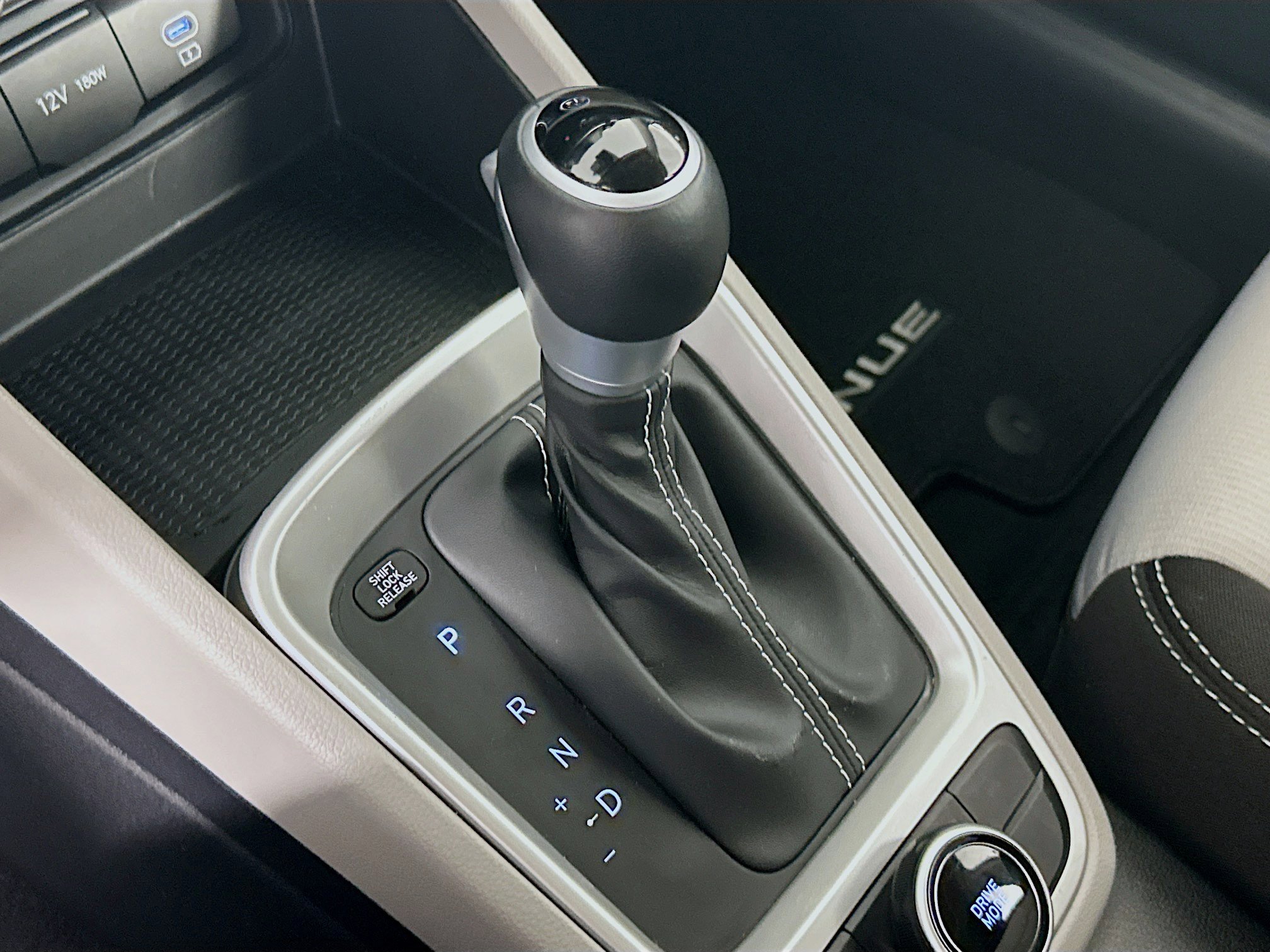 Used 2024 Hyundai Venue SEL image 24