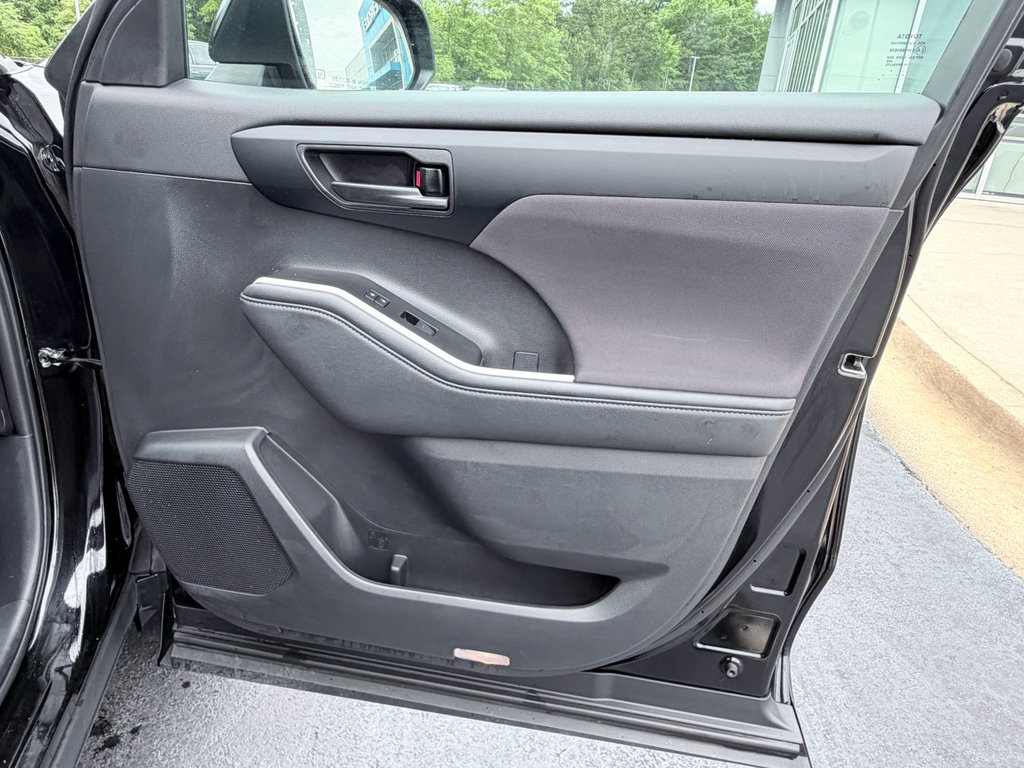 Used 2025 Toyota Highlander LE FWD image 28