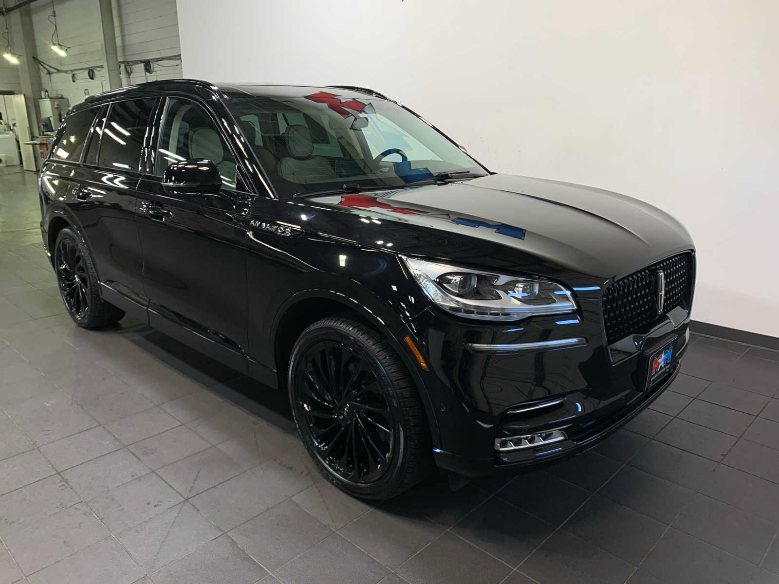 Used 2024 Lincoln Aviator Black Label w/ Jet Package AWD/4WD image 2