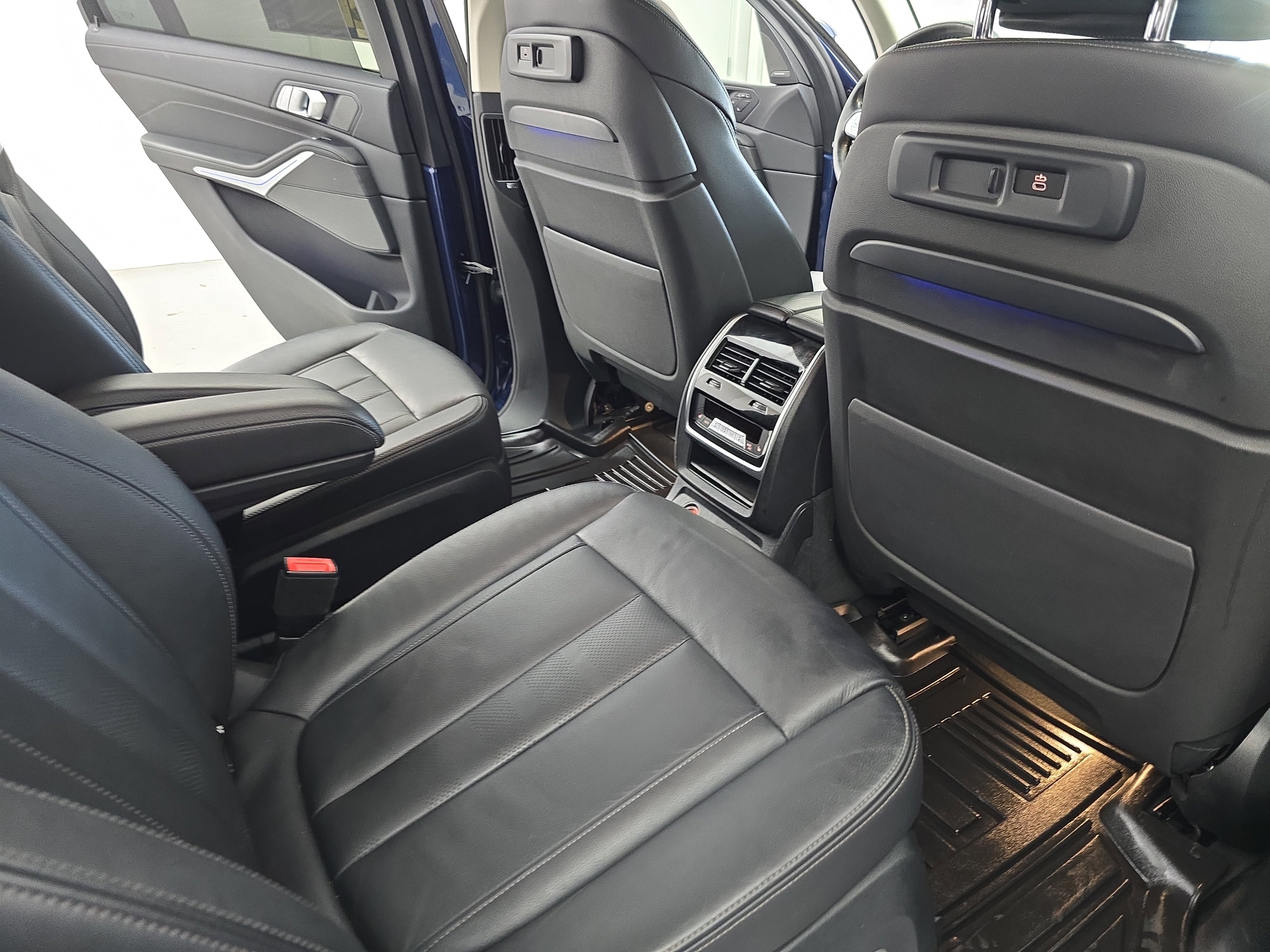 Used 2021 BMW X7 xDrive40i w/ Premium Package image 11