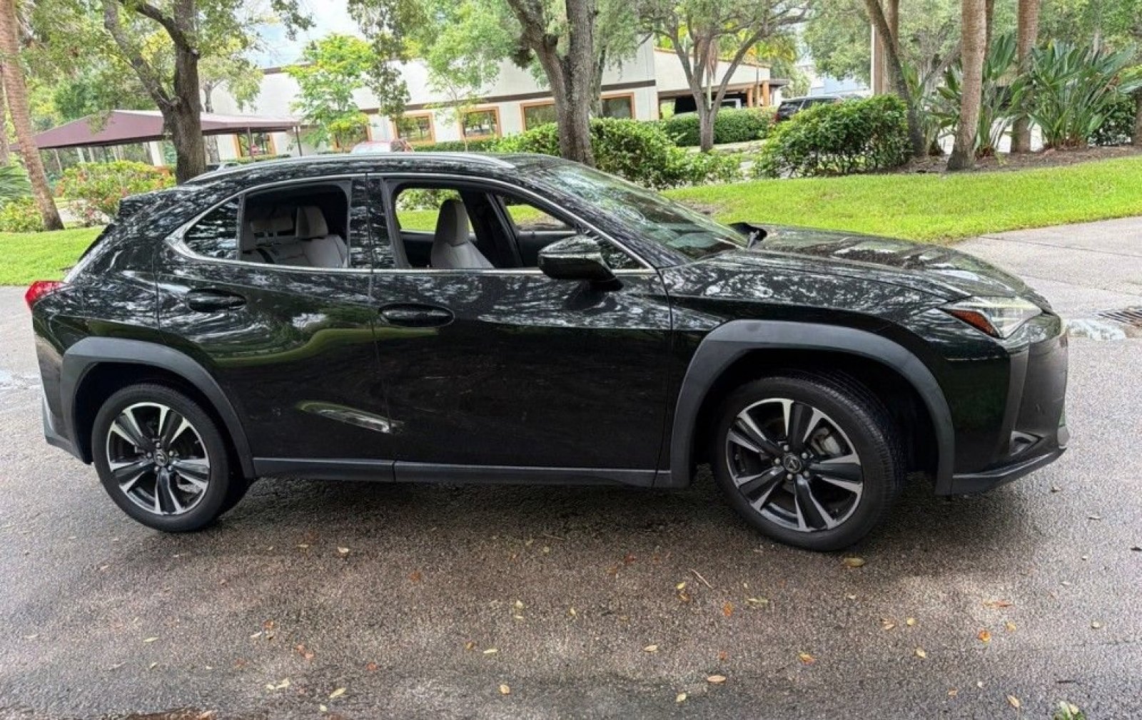 Used 2021 Lexus UX 200 w/ Accessory Package (Z1) FWD image 4