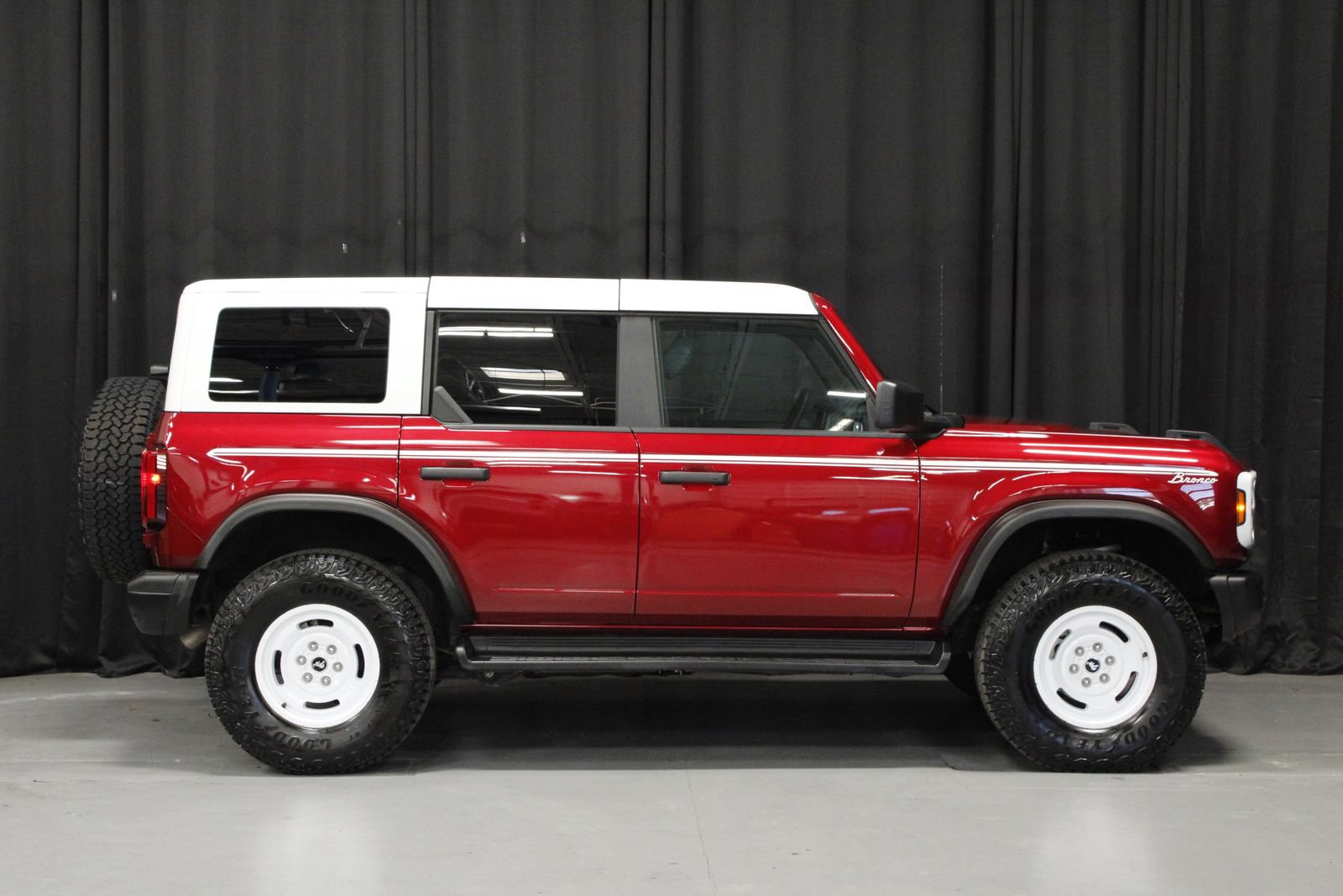 Used 2025 Ford Bronco Heritage Edition AWD/4WD image 6