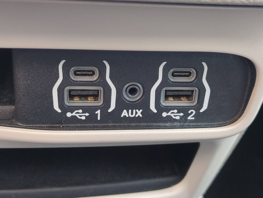 Used 2023 Chrysler Pacifica Touring-L image 24