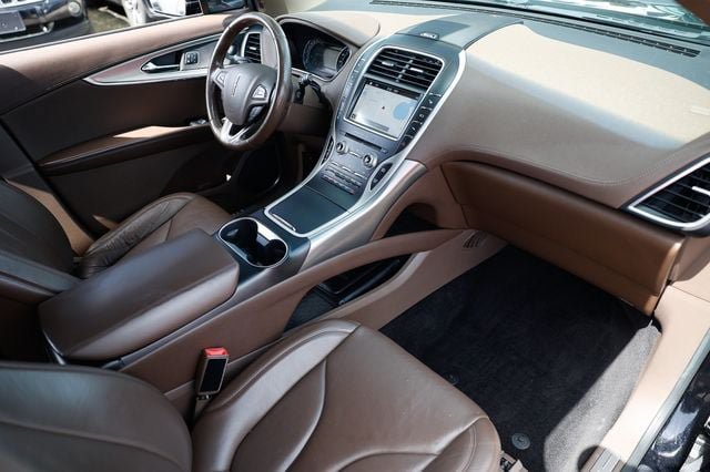 Used 2016 Lincoln MKX Reserve w/ Technology Package FWD image 17