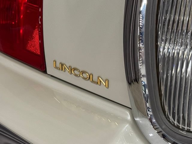 Used 2006 Lincoln Town Car Designer Series RWD image 27
