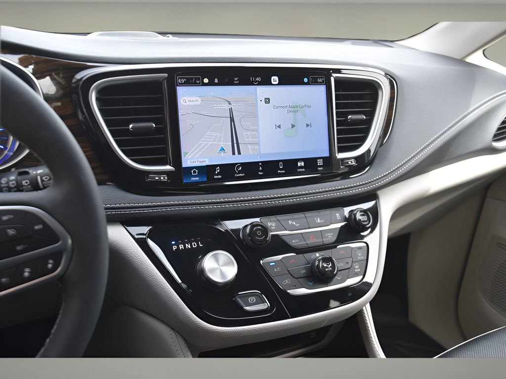 Used 2023 Chrysler Pacifica Limited w/ Uconnect Theater Family Group image 22