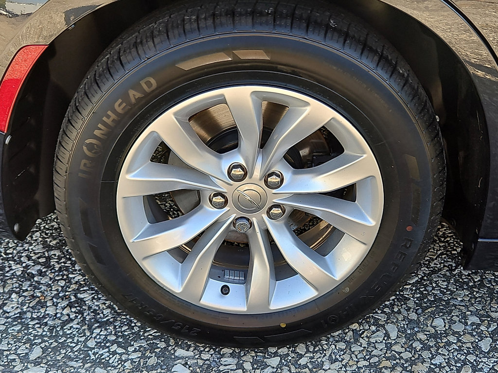 Used 2018 Chrysler 300 Touring image 9