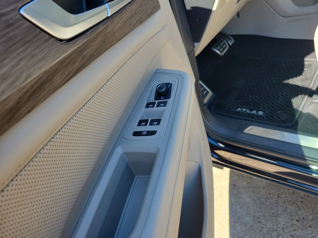 Used 2024 Volkswagen Atlas SEL Premium R-Line image 11